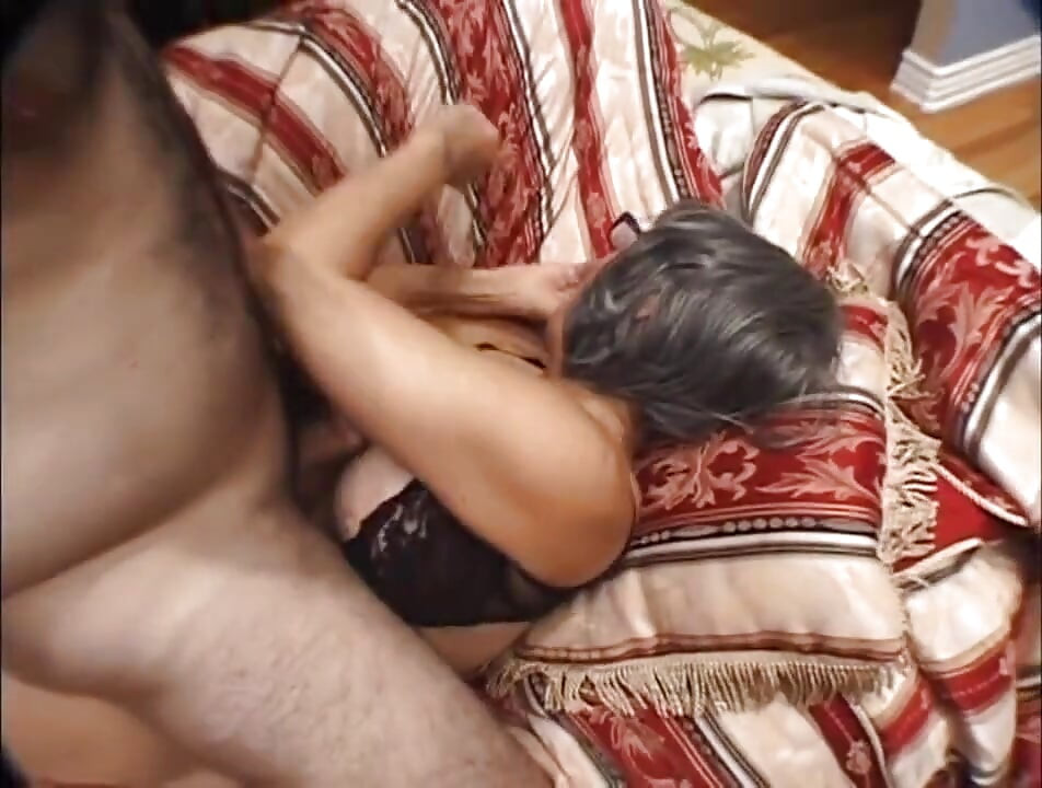 Milf met grote borsten houdt van jonge pik in poesje in de mond ... Sperma in de mond