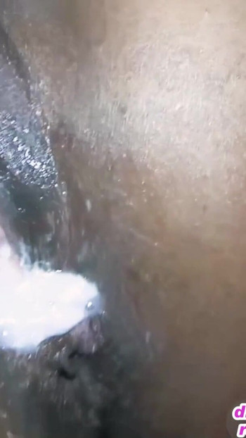 Nezaboravan trenutak s "Njemačke amaterske creampie seks zabave u gangbang klubu"
