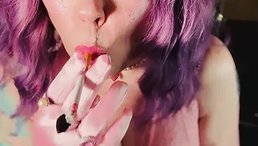 Sevimli tina snua saten eldivenlerde ve mücevherlerde bolca sigara halkası olan 2 sigarayı takip ediyor