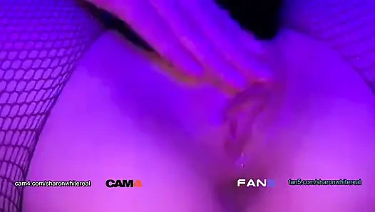 Web kamerası genç kız yakın çekim bakış açısı sahnesinde amının suyunu emiyor