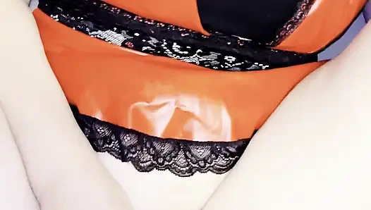 Pasangan dewasa lagi asik pakai strap-on