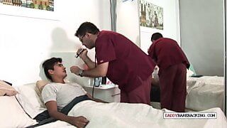 Latino twink bareback folla maduro médico después de mamada