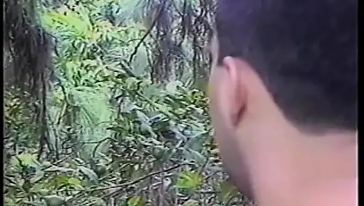 İki azgın kız ormanda kayboldu ve iki adam tarafından sikişmeye başlıyor