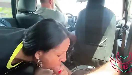 Evli kadın direksiyonda kocasıyla beni emiyor