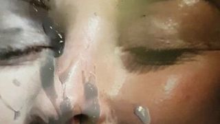 La star du porno Tammy Jean reçoit une grosse dose de sperme sur le visage