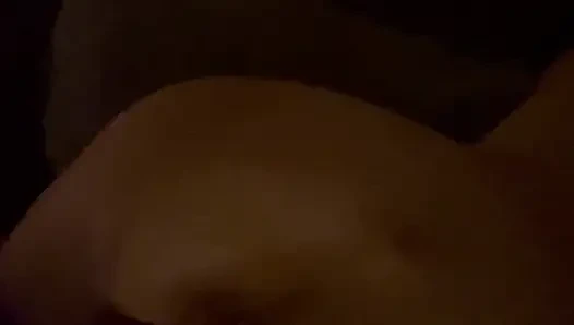 Проникает в ее тугую киску сзади