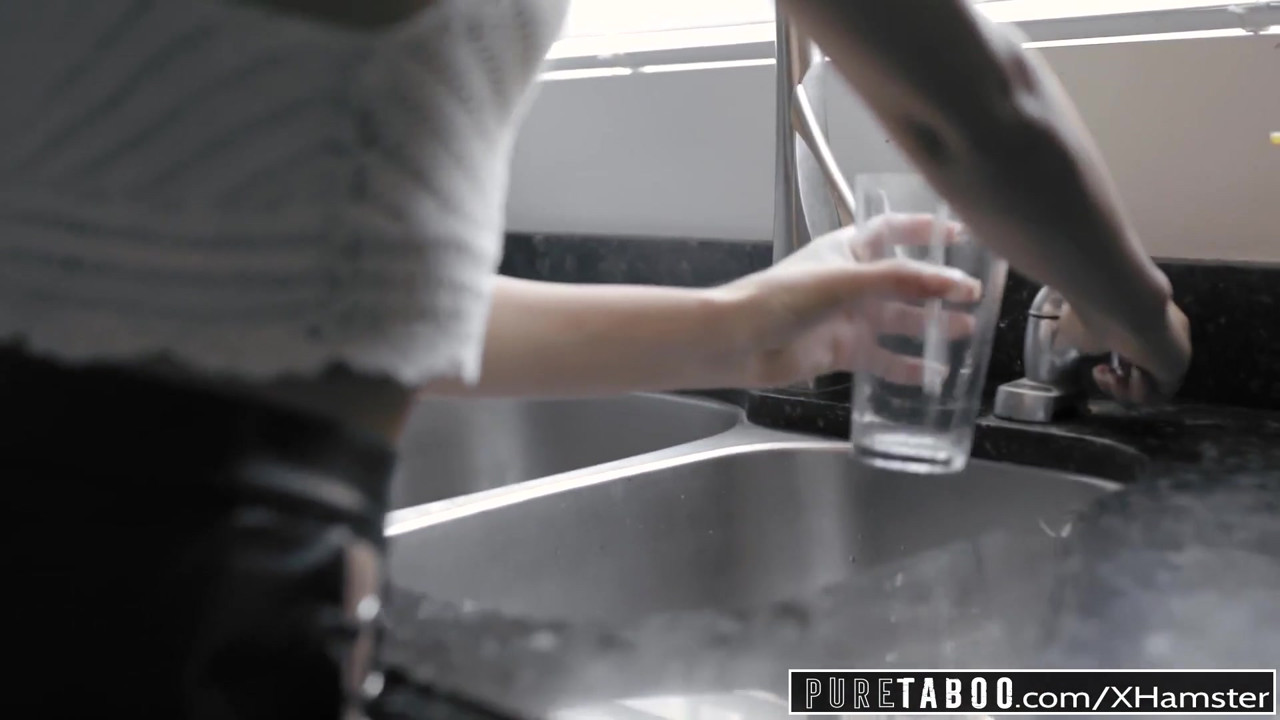 純粋なタブーティーン痴女Emily WillisがStepdadでスパンキング＆中出し