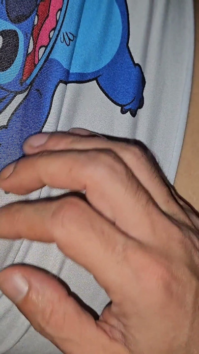 Desi, mijn stiefdochter laat me me haar aanraken in ruil, ik zie dat haar poesje zo schattig is