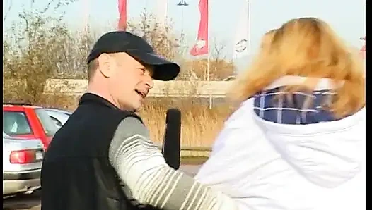 Gadis remaja rambut oranye dengan toket besar dan memek berbulu bugil di ruangan casting bokep pertamanya