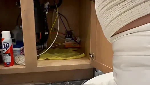 Plumbing RO in shinny leggings