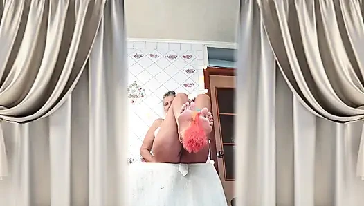 Ibu rumah tangga yang ceria lukerya bangun dari mimpi erotis dan melanjutkannya sepanjang malam.