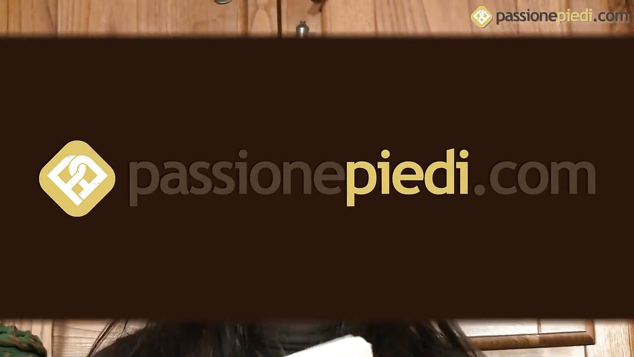 Federica, sexy teenage babe plays with her feet