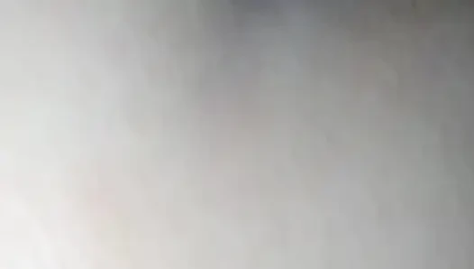 Emmeye başladım ve domalarak sikilmeyi bitirdim, göte boşalma