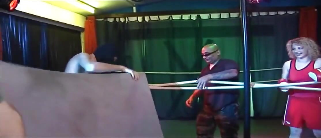 sunahre baalon vaali paripakv beb ki kushti ring men tapakti gulaab ki kali gaingbaing