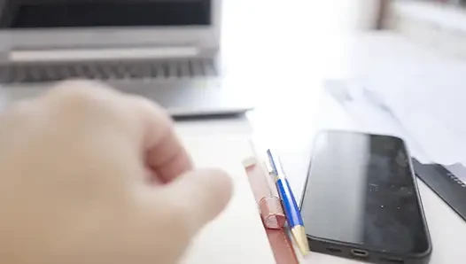 Cewek ini muasin memeknya pakai kakinya supaya aku bisa bahagia!