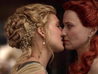 Viva bianca和lucy lawless - spartacus s1e02