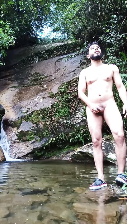 En Un Paseo Al Río - Masturbación Y Orina Al Aire Libre