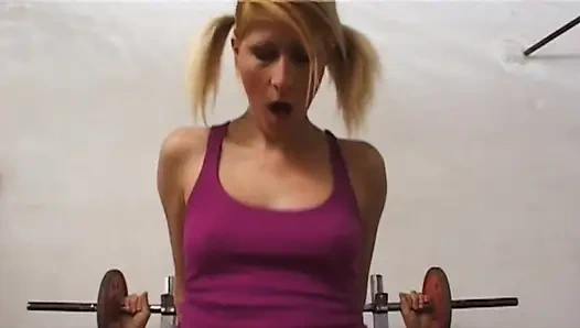 Шаловливая тинка занимается со зрелым членом в спортзале