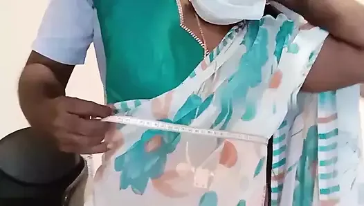 Un tailleur baise une femme au foyer après avoir pris des mesures pour un chemisier