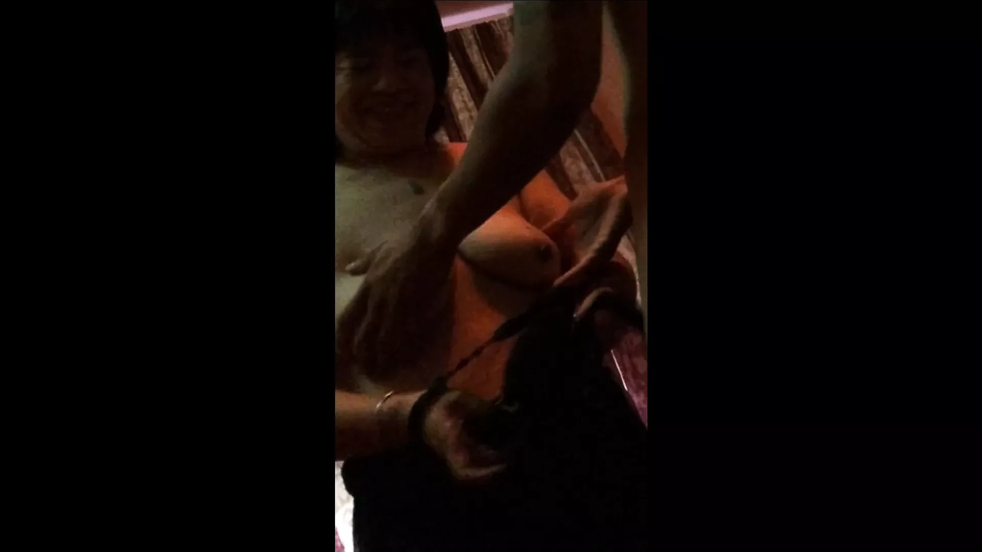 Io che accarezzo una prostituta cinese matura con un cazzo duro