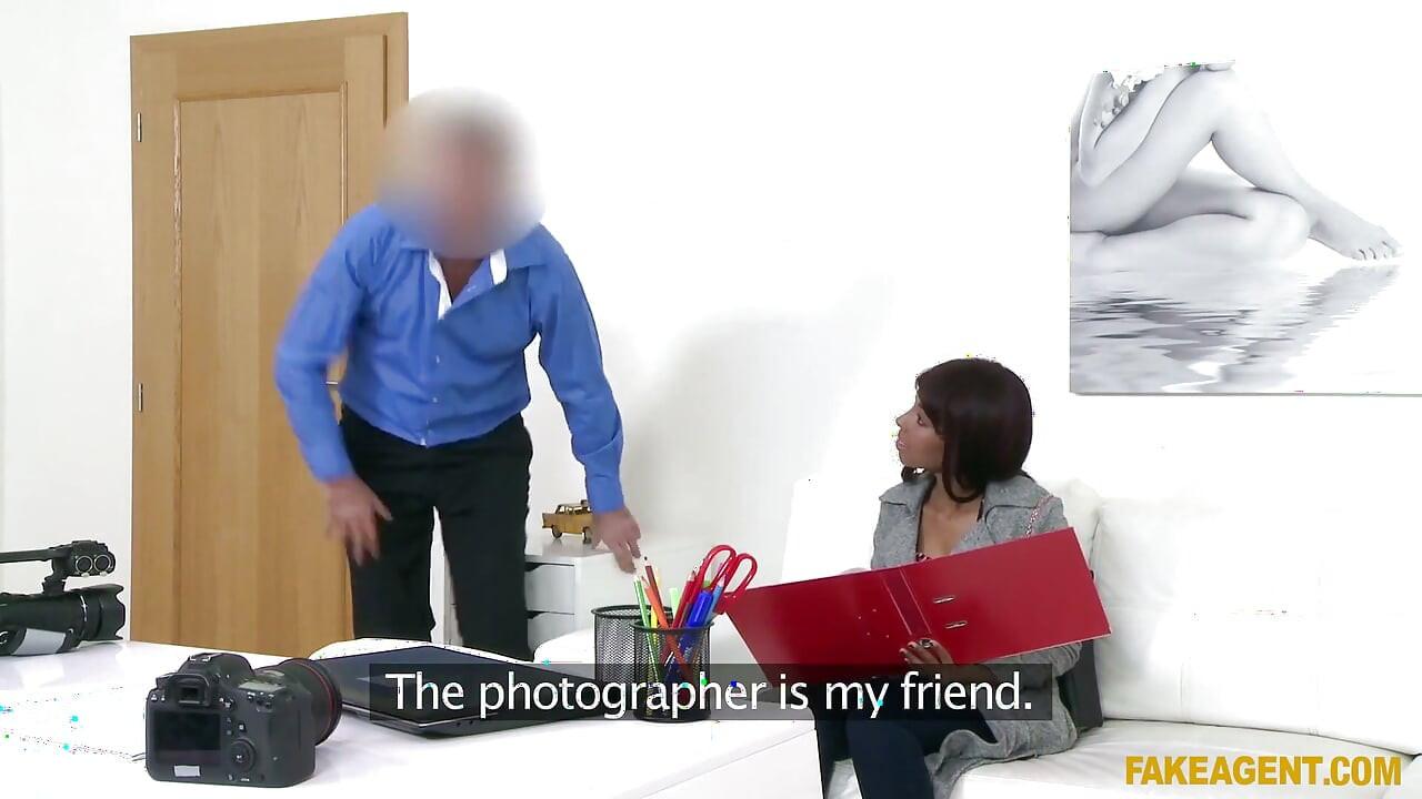 Fake Agent - чернокожая Sade Rose с большими сиськами превращает любительскую фантазию о работе в минет в видео от первого лица и кримпай обратной наездницы с Джеймсом