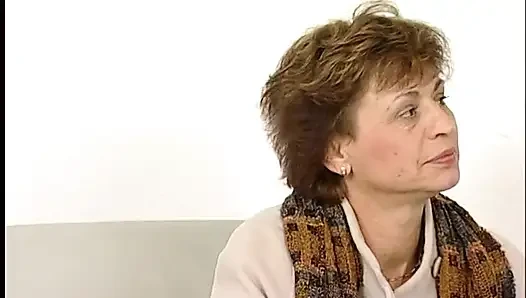 Nine amcık yalandıktan sonra dildoyla sikilmeyi seviyor