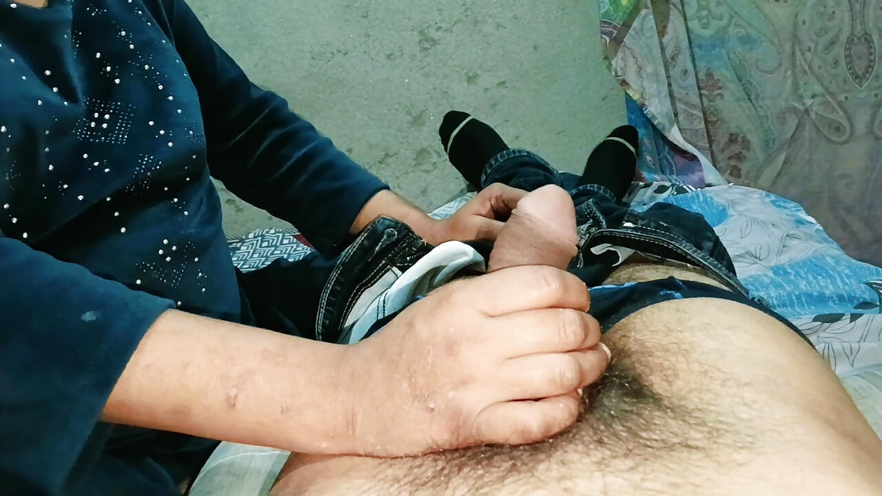 Ağzına boşalma Hintli yenge tüm dölleri yiyor, desi ateşli yenge büyük siyah yarağı emiyor ve aşırı derin gırtlak oral seks yüz sikişi