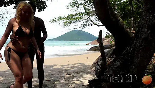 Pirang Berpengalaman Memberikan Pantatnya Di Pasir