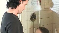 Il tipo è diventato molto eccitato quando ha visto la sua bella giovane ragazza fare la doccia e ha deciso di lucidarsi il culo senza perdere tempo