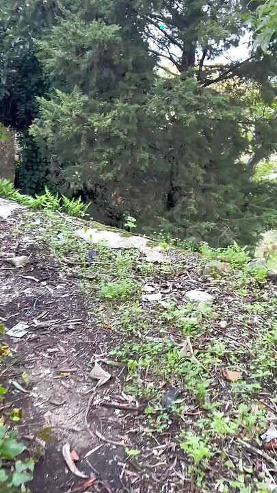 버려진 건물에서 짐을 쏴버리는 하이커 브로