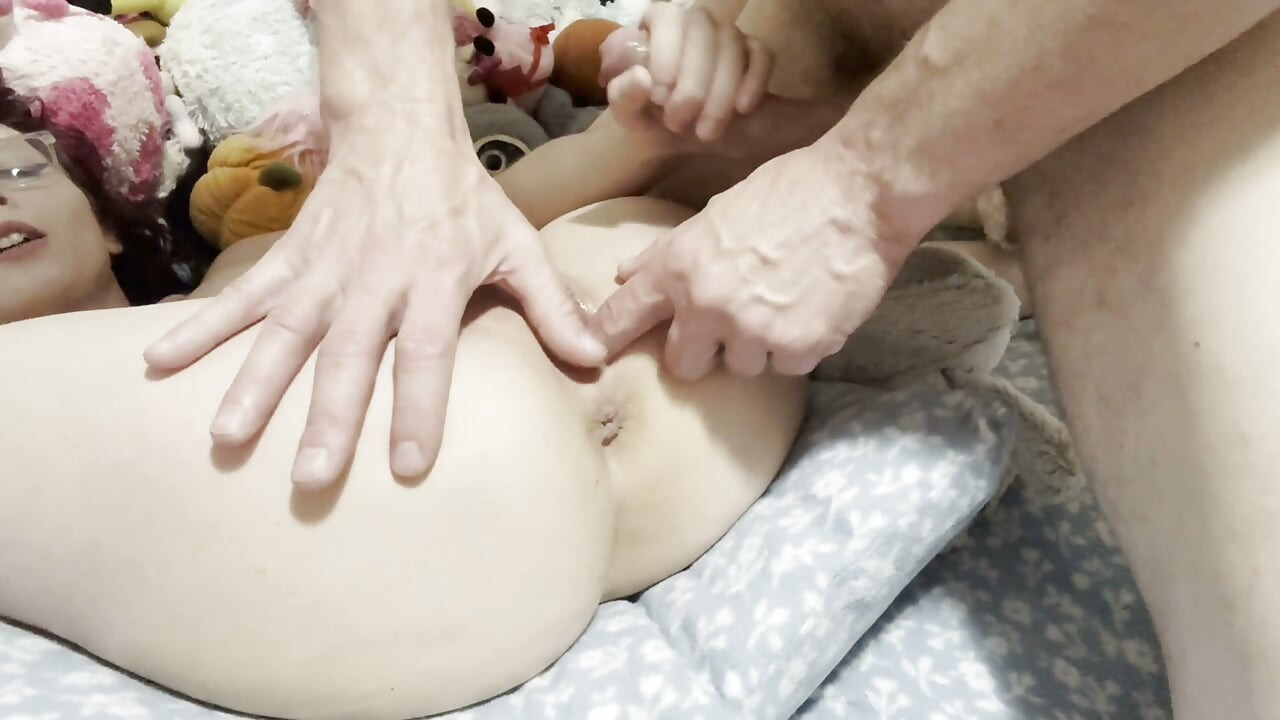 Gehaltene Fotze Creampie – Großer Schwanz spritzt Ladung in weit geöffnete Muschi