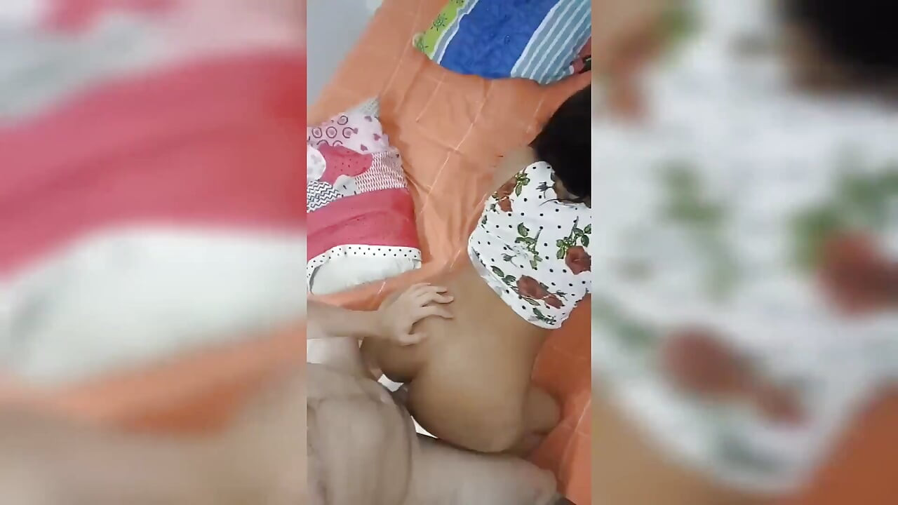 18-летняя брюнетка с большими отвисшими сиськами из Нью-Йорка, Соединенные Штаты, трахает большой хуй ее сводного брата кончает