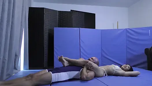 Güçlü kiara starlı minyon güreşte erkeğe hükmediyor