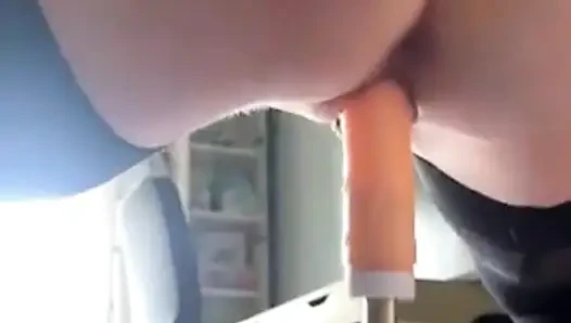 Dildo Reiten im Stehen