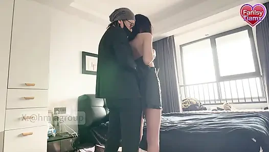 The boss and his female subordinate discussed work matters at home, ending up naked in bed.