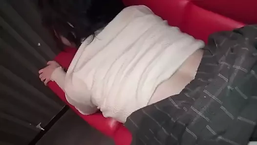 Азиатка в очках трахается в караоке