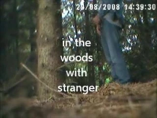 Ele me masturba na floresta