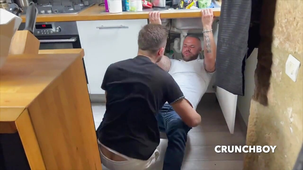 Thomas futută brutal de Delta Kobra