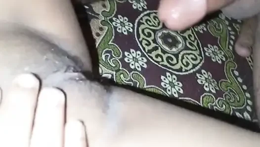 Eski erkek arkadaşımın küçük penisi tarafından sikilmeyi seviyorum.