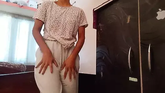 Desi girl hot video showing boobs and ass