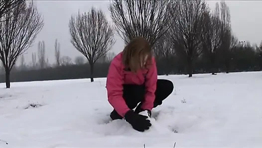 Шаловливую и обнаженную женщину отшпилил молодой паренек в шале