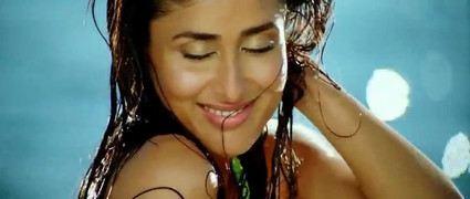 Kareena dalam bikini