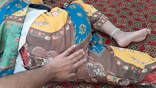 Stiefmutter lädt stiefsohn ein, ein spiel auf einem papier zu spielen