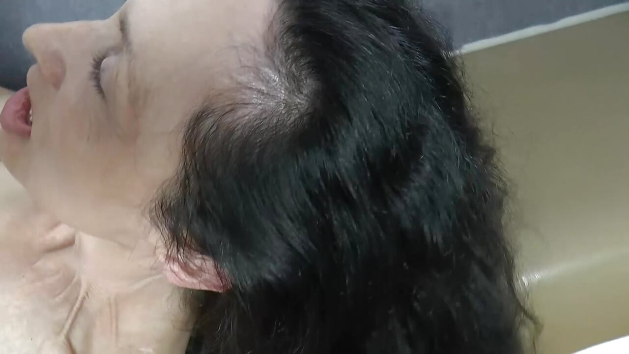 इस जर्मन चोदने लायक दादी को बूढ़ी चूत के लिए तरसते युवा लड़के द्वारा चोदा जाना पसंद है