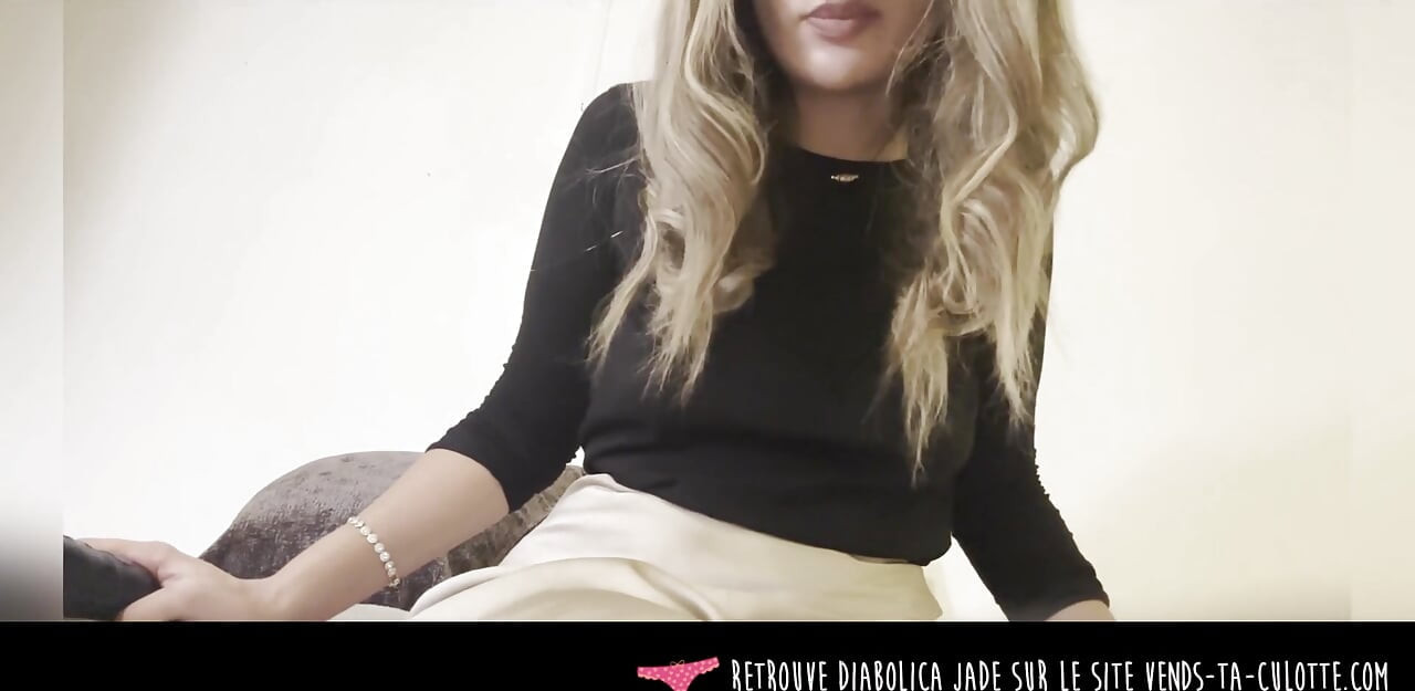 Vends-ta-culotte - Jovem dominadora francesa ensina como levar um grande vibrador preto na boca e na sua bunda