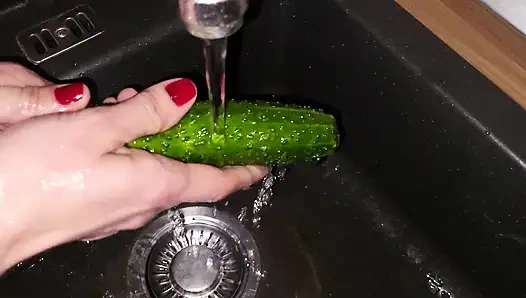 Ich stecke eine gurke in meine haarige muschi
