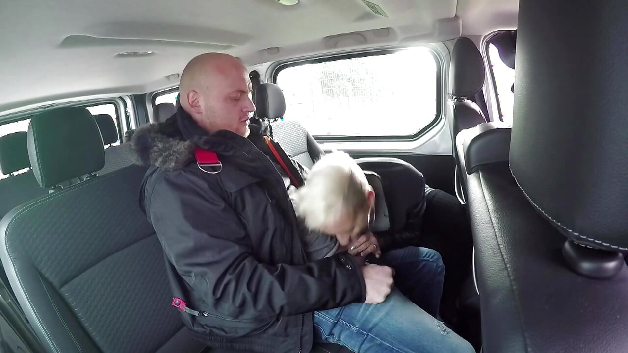 Matură sexy blondă suge o pulă bună în mașină
