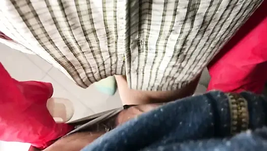 Мой пасынок вернулся из спортзала, пока я убиралась. Мачеха протягивает руку помощи. Большая порция спермы в моих красных трусиках.