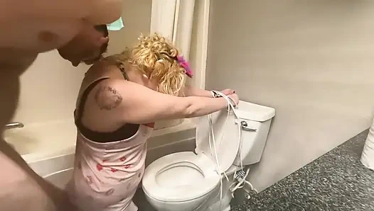 An Die Toilette Gefesselt