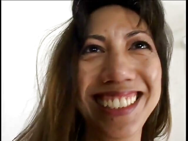 长发女郎想要男人射在她的纹身上